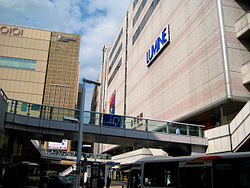 北千住駅西口。ルミネ北千住店と併設。