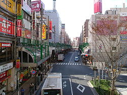 北千住駅西口から日光街道への眺望