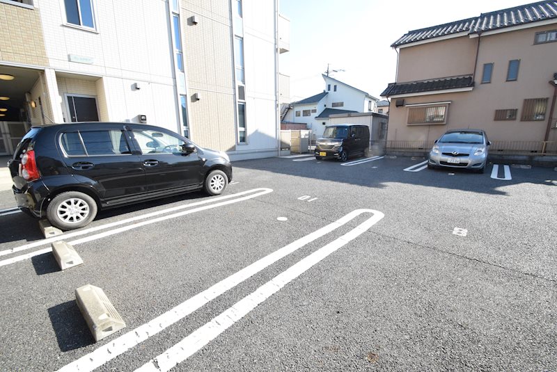 ウィステリア 駐車場