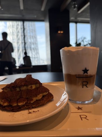 クロワッサンとコーヒーで過ごす休日時間
